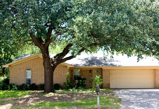 Building Photo - 1520 Sheila Dr Rental