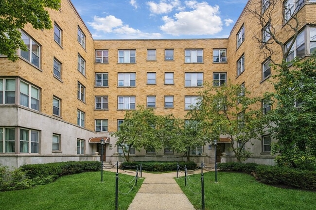 Building Photo - 2600 W Balmoral Ave Unit 402