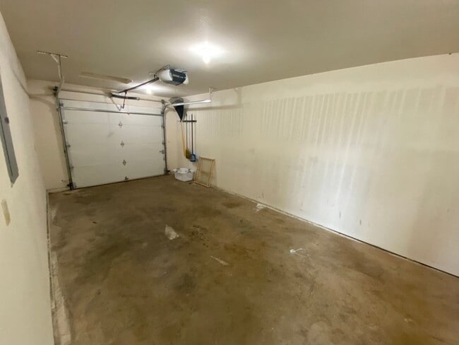 Photo - large 3 Bedroom 2.5 Bath Springfield duplex Unit 4164 Glacier View