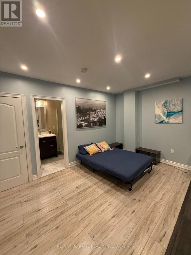 Photo - 1166 Glengrove Ave W
