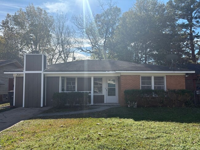 Photo - Beautiful 3 bedroom/1 bath home with Fireplace and Central HVAC!