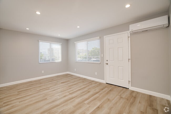 2BR, 1BA - 847SF - Living Room