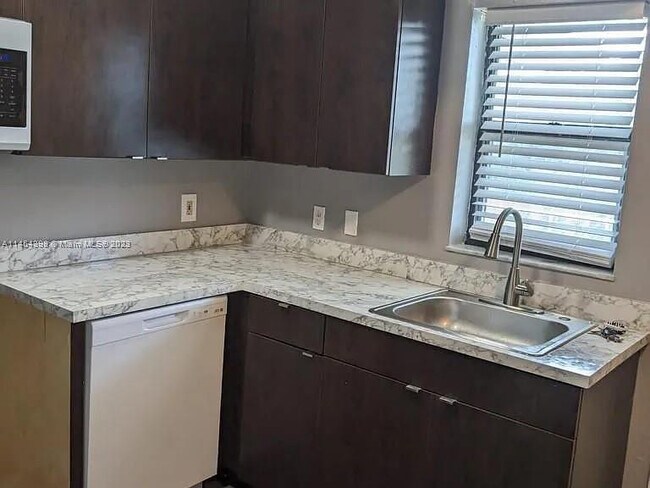 Photo - 617 Ixoria Ave Unit 2