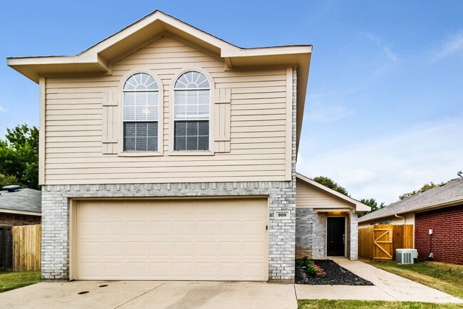Building Photo - 809 Pace Dr
