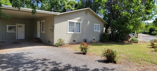 Spacious 2 Bedroom With Carport and Storag... - Spacious 2 Bedroom With Carport and Storag... House