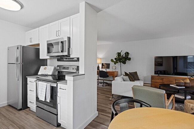 Espacio de estar abierto en The Lakes en Bellevue, WA 98007 - The Lakes Apartments