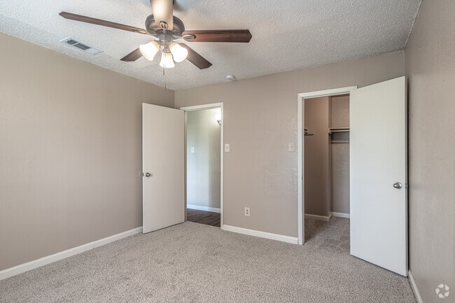 2BR, 2BA - 950SF