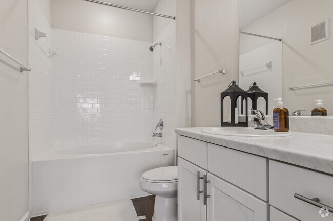 2BR, 2BA - 1,071SF - Primary Bathroom