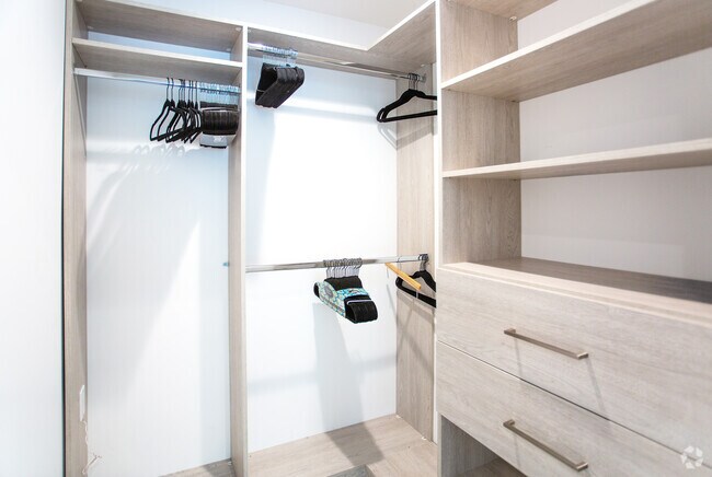 2HAB, 2BA - 1,299&nbsp;ft² - Regency Holt Apartments