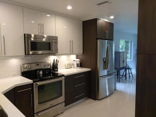 Building Photo - 3 bedroom in Miami Lakes FL 33014 Rental