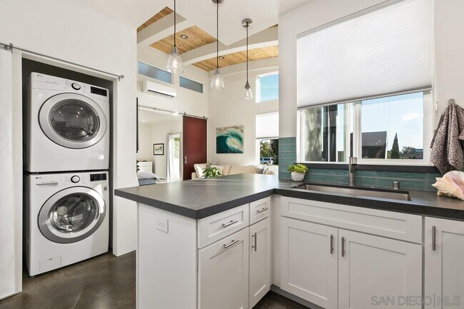 Photo - 857 Nolbey St