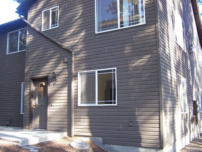 Photo - Westside 3 Bdrm, 2 Bath Townhouse close to COCC!  All Appliances, Washer/dryer hookups, Single ga...