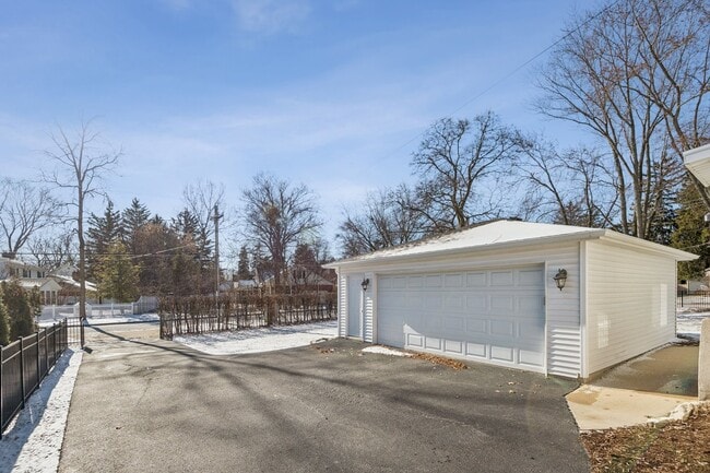 Photo - 713 Warrenville Rd