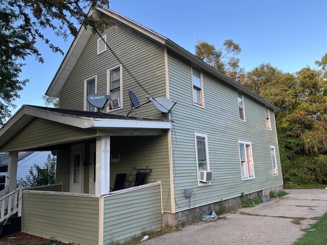 Building Photo - 1137 Bluff St Unit 2