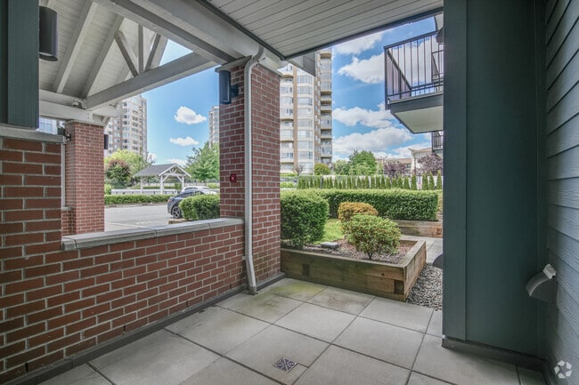1BR, 1BA w/ Den - 640SF - Patio