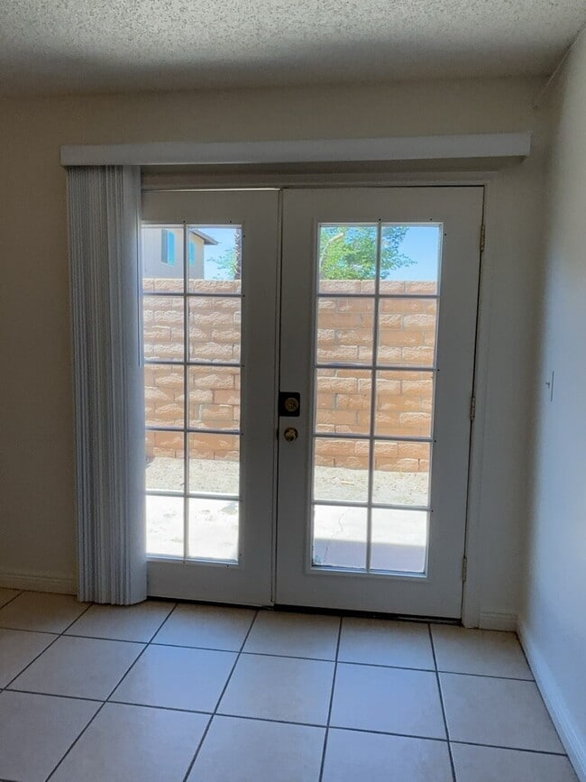 Photo - 2 Bedroom, 1 1/2 bathrooms property + Community with pool awaits!. Unit #3