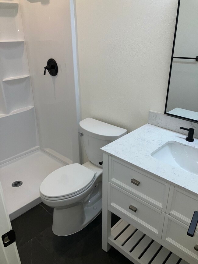 Bath w/ Shower - 4183 S Mill Ave