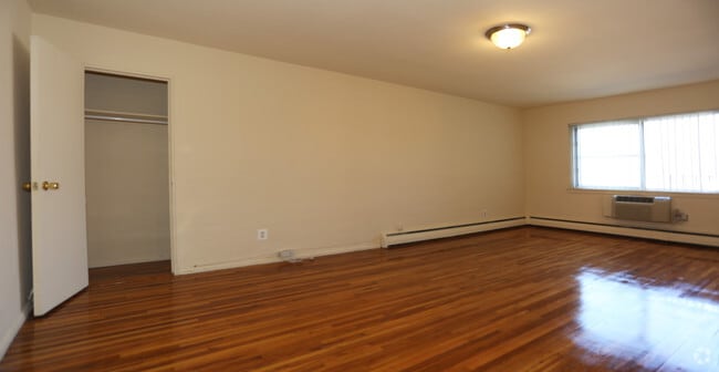 Living Room/Bedroom