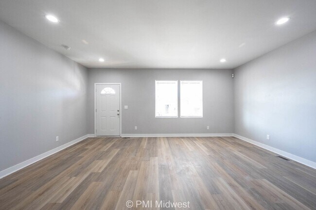 "Spacious 3-Bedroom Duplex with Granite Charm in Indianapolis – 1250 Sq Ft of Modern Living!"