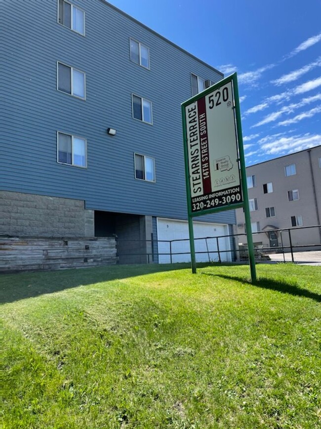 4 Bedroom Newly Updated - 4 Bedroom Newly Updated Apartment Unit ST-202