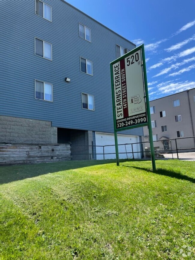 Building Photo - 4 Bedroom Newly Updated Unit ST-202 Rental