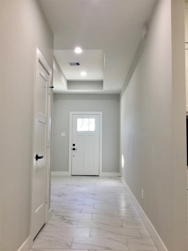 Photo - 924 E 2nd St