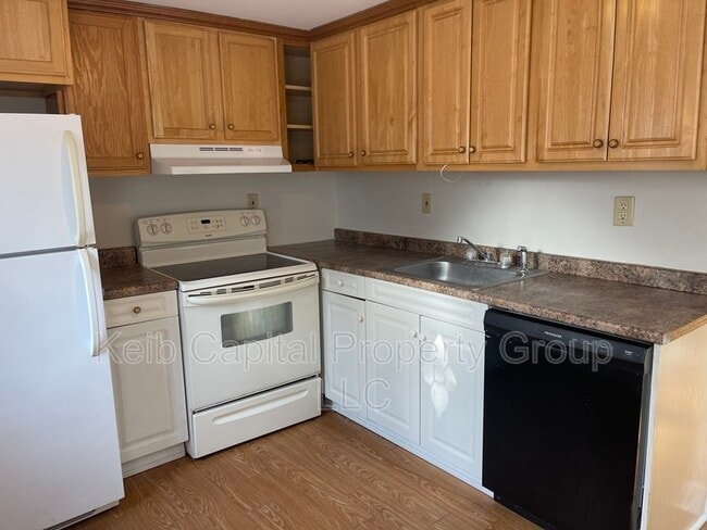 Building Photo - 90-92-92 Ford St Unit Apt 6