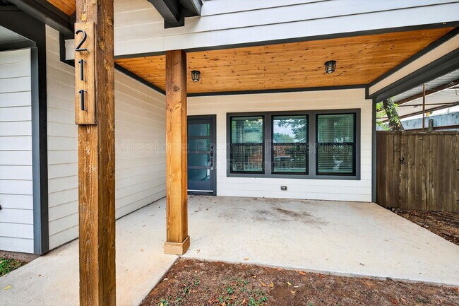 Photo - 211 W Murray St