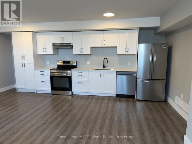 Photo - 335 John St S