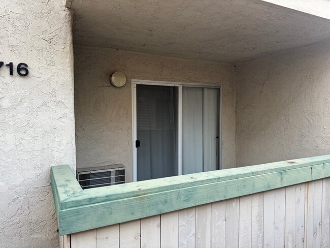 Building Photo - 12716 Lakeshore Dr Unit APT C