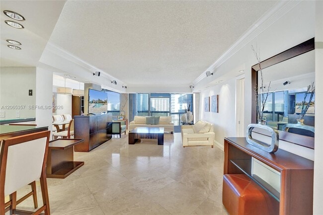 Photo - 19667 Turnberry Way Unidad 12F