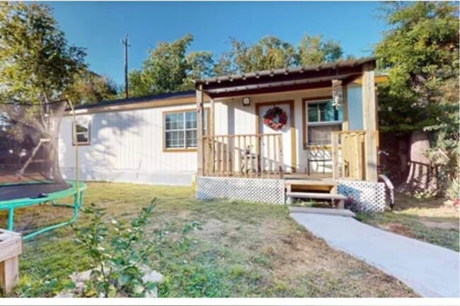 Building Photo - 5767 Belcrest St