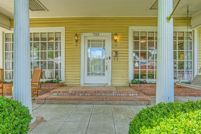 Photo - 723 Dumont St