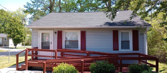 La entrada principal tiene una rampa - 219 White St