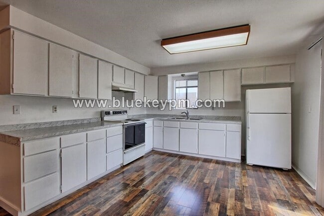 Photo - Upper Floor 1 Bed, 1 Bath Duplex Unit for ...
