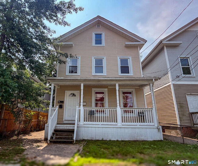 Building Photo - 72 Woolsey St Unit 2