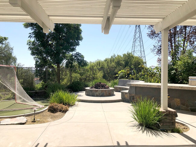 Gran patio trasero para el entretenimiento. - 2 Cousteau Ln