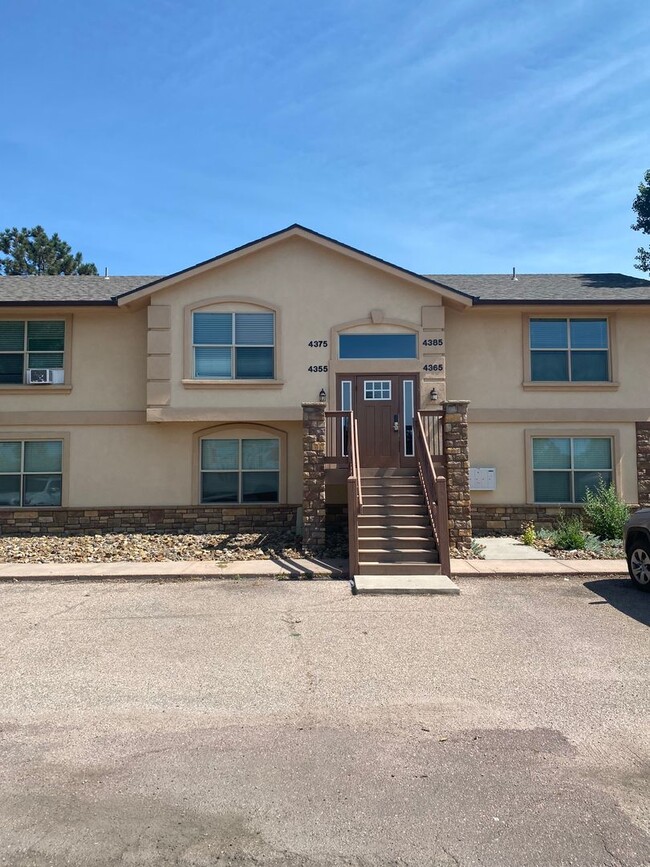 Building Photo - 2 Bedroom 1 Bath Lower Level Unit in Villa...