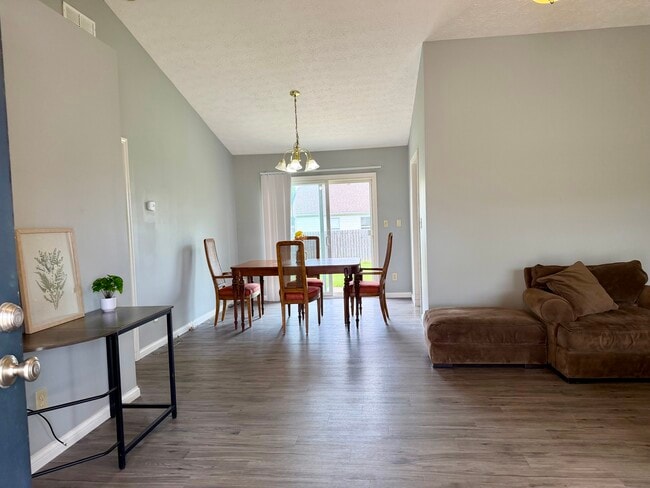 dinning room - 1402 Crusade Dr