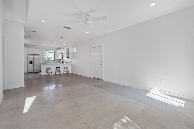 Photo - 801 N Bluff Dr