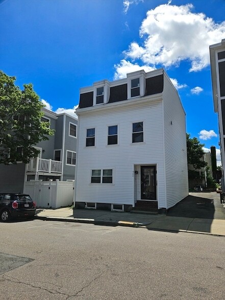 Photo - 711 E 7th St House