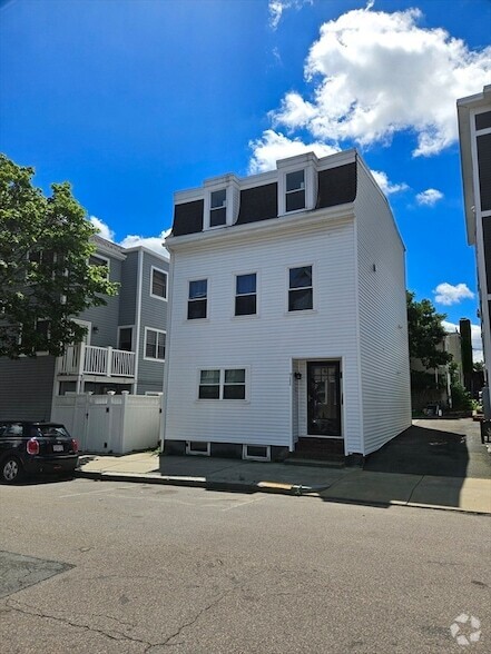 Building Photo - 711 E 7th St Rental