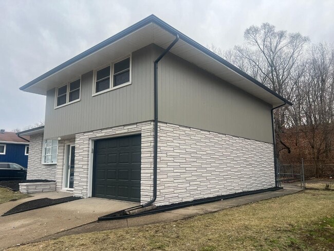 Photo - 8611 Lakewood Ave