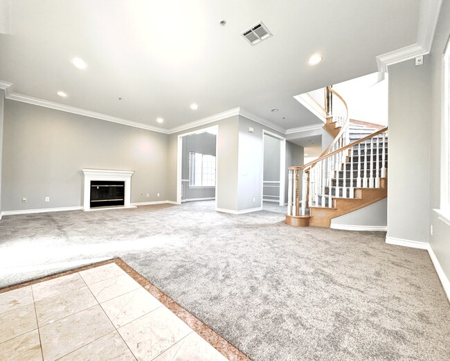 Large living room - 27 Hampton Ct