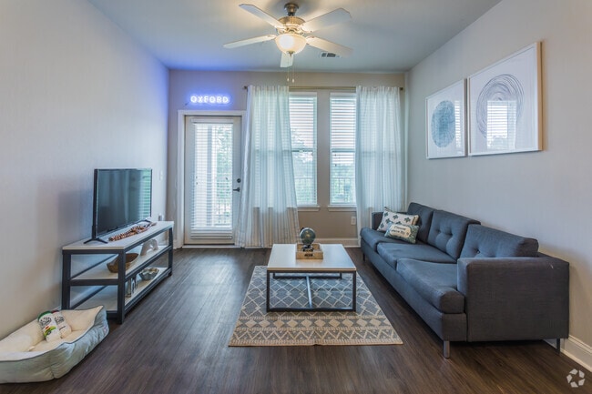 2BR, 2BA - 870SF - Living Room