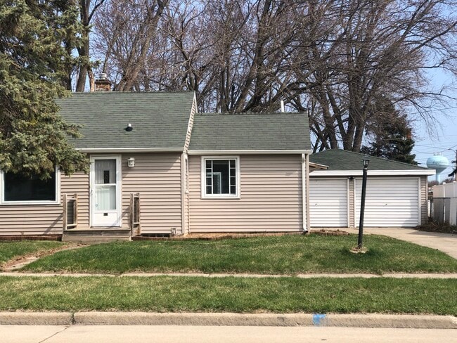 Amplio garaje para 2,5 coches - 922 W Weiland Ave