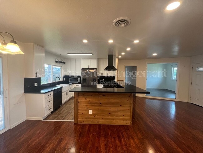 Photo - 1770 Luxton St