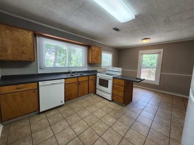 Photo - 3 bedroom 2 bath home with Den in Convenient Location