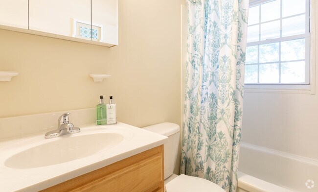 1BR, 1BA - 617 SF