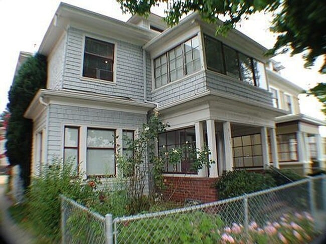 Building Photo - Gruen (MLK) Unit 1/2 (Upper )